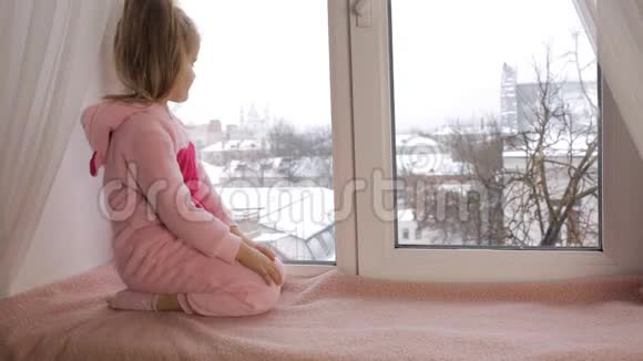 坐在窗台上的小女孩视频的预览图