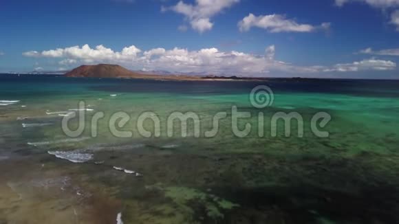 海滩和礁石的鸟瞰图视频的预览图