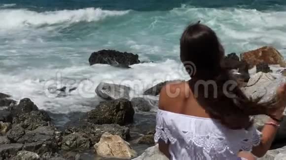石头上漂亮的女人视频的预览图