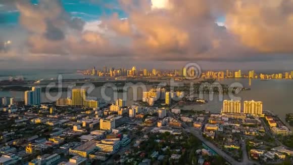迈阿密佛罗里达州美国2019年1月空中无人机全景飞行迈阿密海滩市中心视频的预览图
