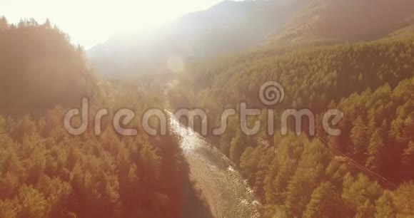 在阳光明媚的夏季早晨低空飞行在带岩石的新鲜快山河上视频的预览图