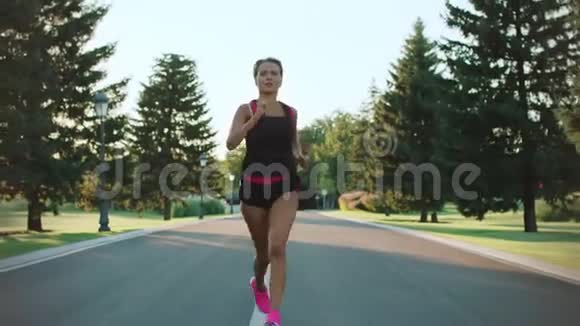 运动女人在公园里跑步健身女孩户外训练跑步女视频的预览图
