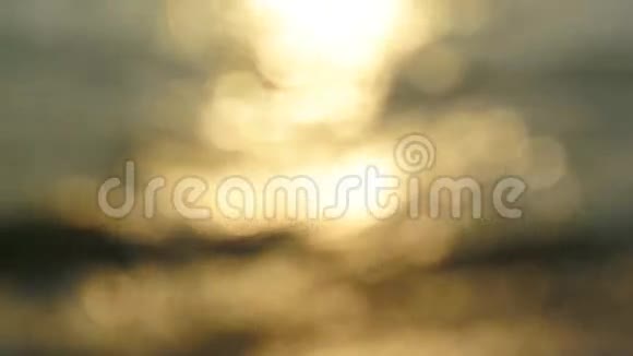 日落光线模糊的大海视频的预览图