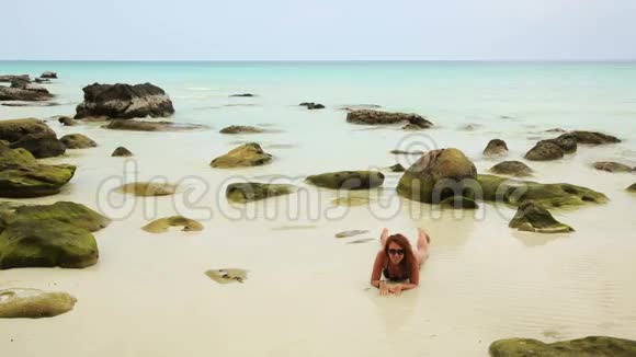 柬埔寨美丽的水晶水中有魅力的女性日光浴视频的预览图