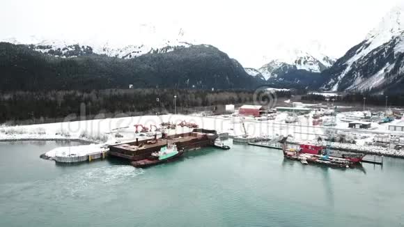 阿拉斯加一个造船厂的壮观景色视频的预览图