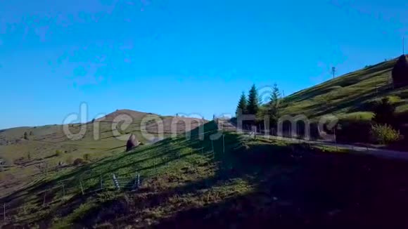 在喀尔巴阡山脉的牧场视频的预览图