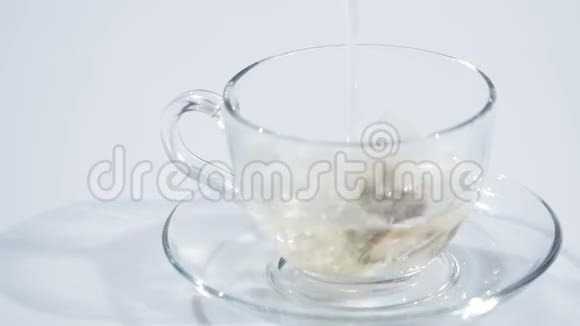 早餐泡茶杯中带热水的茶袋视频的预览图