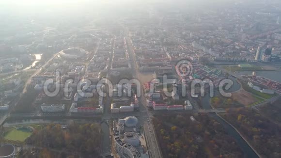 明斯克空中无人机拍摄城市中心公园秋天从上面的吸引人的娱乐视频的预览图