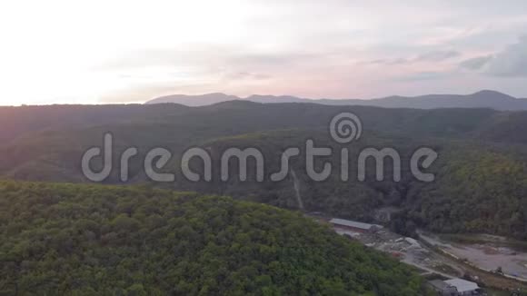 在山上的住宅楼上飞翔空中射击视频的预览图