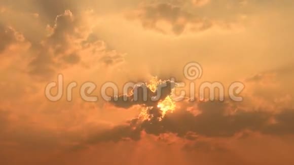 美丽的日落和云浮视频的预览图