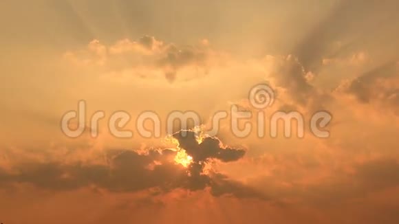 美丽的日落和云浮视频的预览图