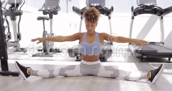 少数民族妇女在锻炼前热身视频的预览图