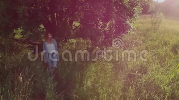 夏天可爱迷人的女孩在田野里视频的预览图