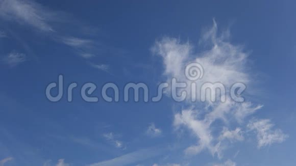 白云在蓝天上快速飞翔视频的预览图