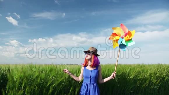 紫色头发的女孩带着风车视频的预览图