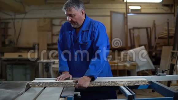木匠在他的车间工作木材加工在木工机器上视频的预览图