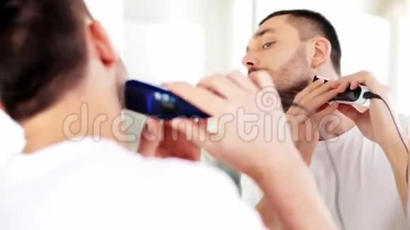 带修饰器的人刮胡子视频的预览图