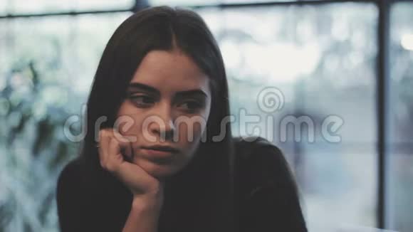 美女坐在咖啡馆里视频的预览图