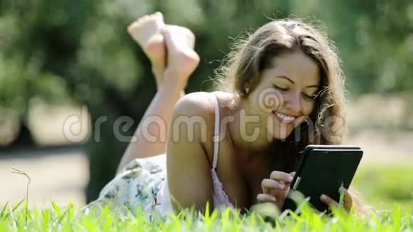 躺在草地上看书的女孩视频的预览图