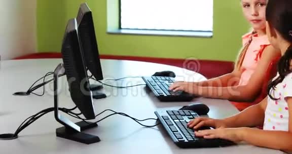 在教室里用电脑的女学生视频的预览图