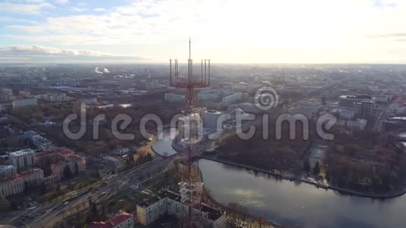 明斯克空中无人机从吸引人的娱乐活动中拍摄城市中心的秋季景色视频的预览图