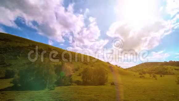 夏季的山地草甸时间流逝云树绿草和太阳光的运动视频的预览图