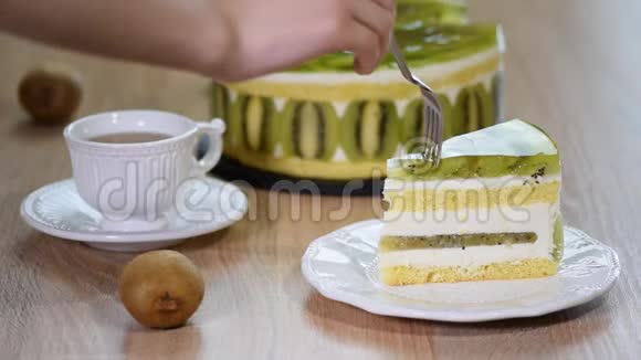 盘子里有美味的猕猴桃蛋糕甜点视频的预览图