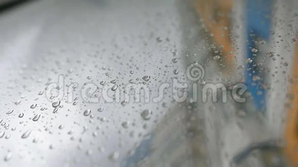 在暴风雨的一天里城市的雨滴落在窗户上背景下的城市天际线视频的预览图