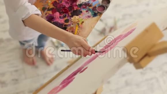 女人在画室用油画颜料在画布上作画艺术创造力爱好视频的预览图
