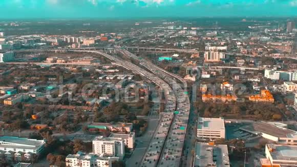 迈阿密佛罗里达美国2019年5月空中无人机在迈阿密市中心超过迈阿密市中心道路高架桥和立交桥从上面视频的预览图