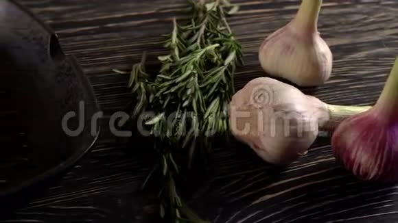 生香肠和大蒜迷迭香在木制表面视频的预览图