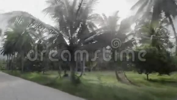 在萨梅岛骑滑板车的骑士视频的预览图