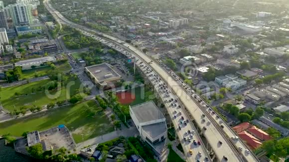 迈阿密佛罗里达美国2019年5月空中无人机在迈阿密市中心超过迈阿密市中心道路高架桥和立交桥从上面视频的预览图