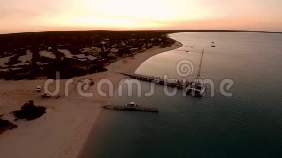 海洋和海滩的空中拍摄视频的预览图