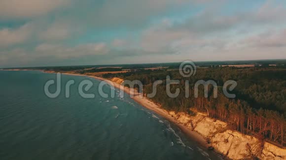 海岸线附近的日落波罗的海朱尔卡尔纳航空景观拉脱维亚视频的预览图