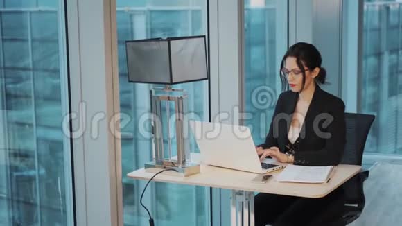 在现代办公室工作的女商人的画像视频的预览图