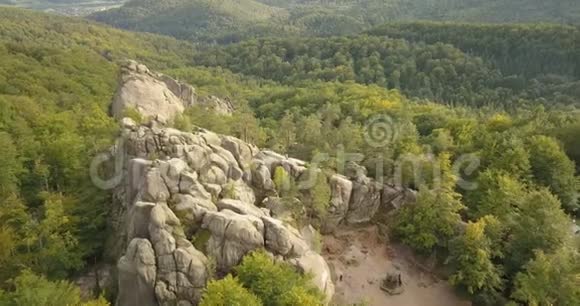 乌克兰喀尔巴阡山脉Bubnyshche的Dovbush岩石鸟瞰图视频的预览图