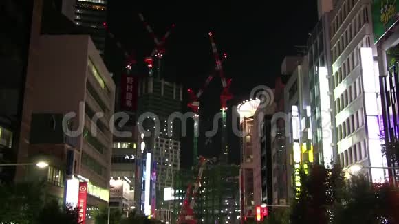 东京新宿霓虹灯城街道的时间流逝视频的预览图