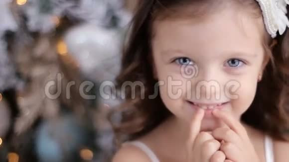 三岁的小女孩穿着白色裙子微笑视频的预览图