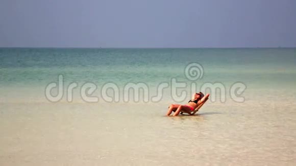 柬埔寨美丽的水晶水中有魅力的女性日光浴视频的预览图