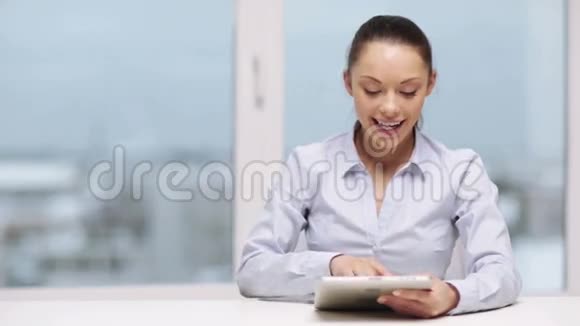 有平板电脑的严肃女商人视频的预览图