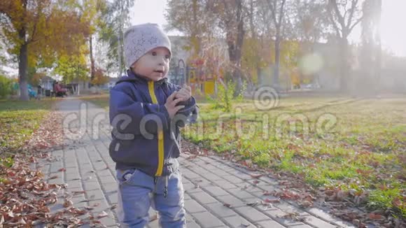 快乐的小朋友小男孩在公园里嬉笑打闹在户外散步视频的预览图