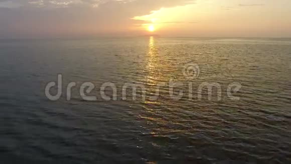 海上美丽日落的鸟瞰图视频的预览图