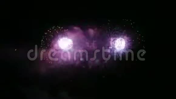 夜空中五彩缤纷的节日烟火视频的预览图