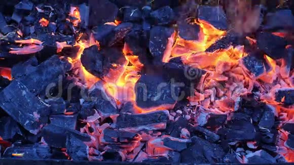 烧炭烧烤架时间流逝视频的预览图