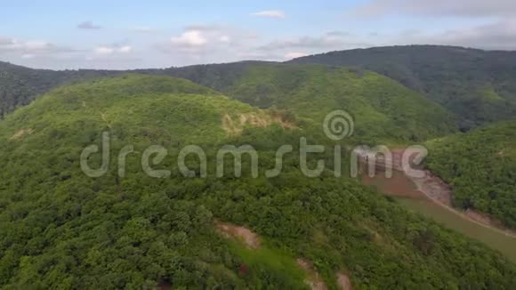 在山上的住宅楼上飞翔空中射击视频的预览图