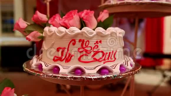 玫瑰装饰的美味的白色奶油结婚蛋糕视频的预览图