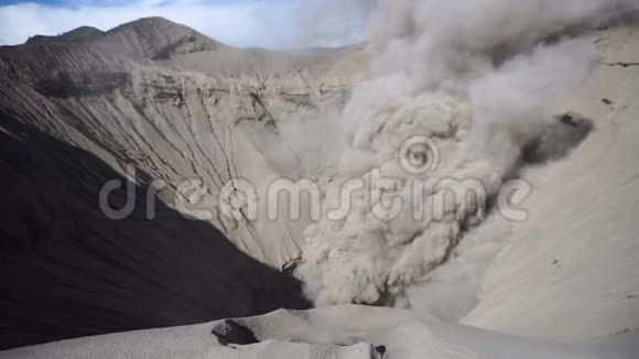 布罗莫火山的烟坑视频的预览图