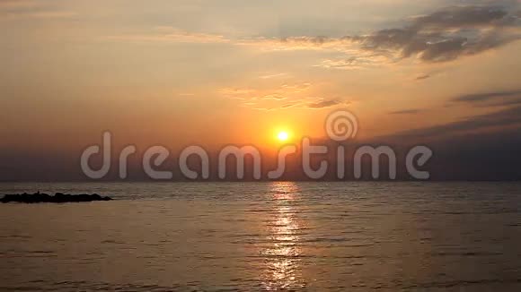 海上美丽的日出视频的预览图