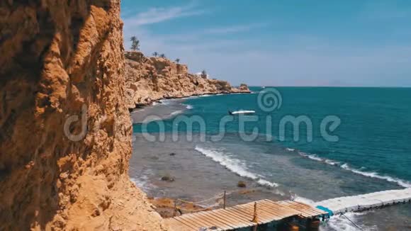 埃及的洛基海滩海滩在海岸线上的一个海湾蓝色的海洋和珊瑚礁中有波浪视频的预览图